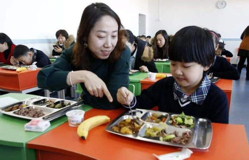 五方陪餐制下的教師困境 某地推行陪餐制，老師苦不堪言