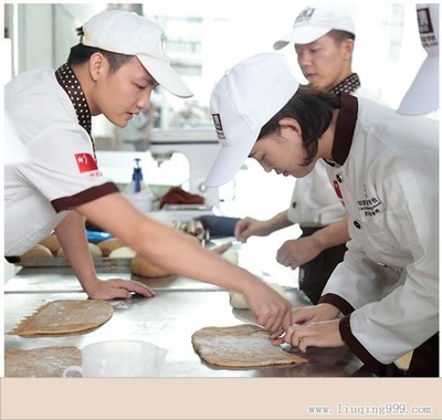 專業(yè)西點(diǎn)培訓(xùn)的領(lǐng)航者——記陽江西點(diǎn)培訓(xùn)學(xué)校與劉清